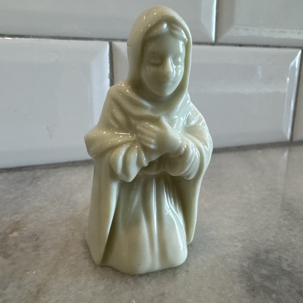 Vintage 1990 Cream Porcelain Mary Kneeling